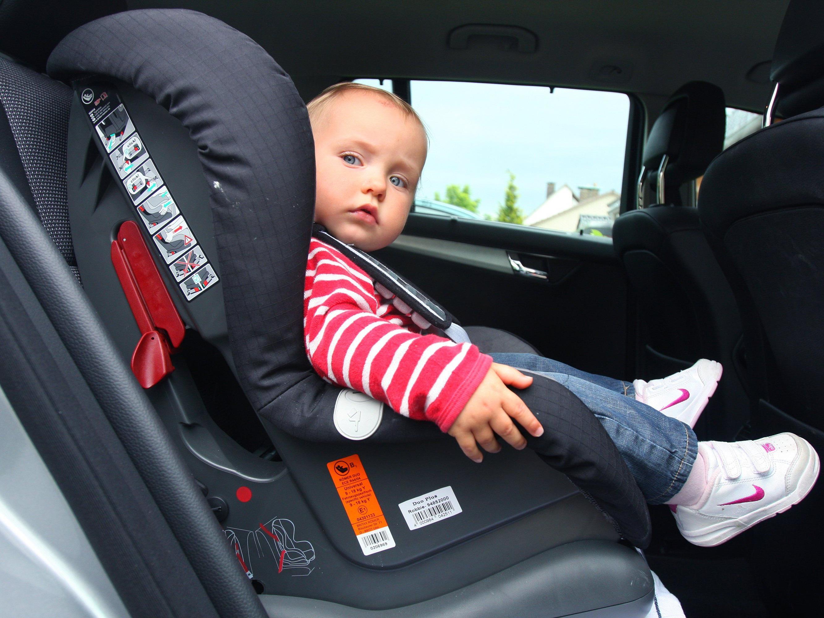 Детское кресло на переднем сидении автомобиля