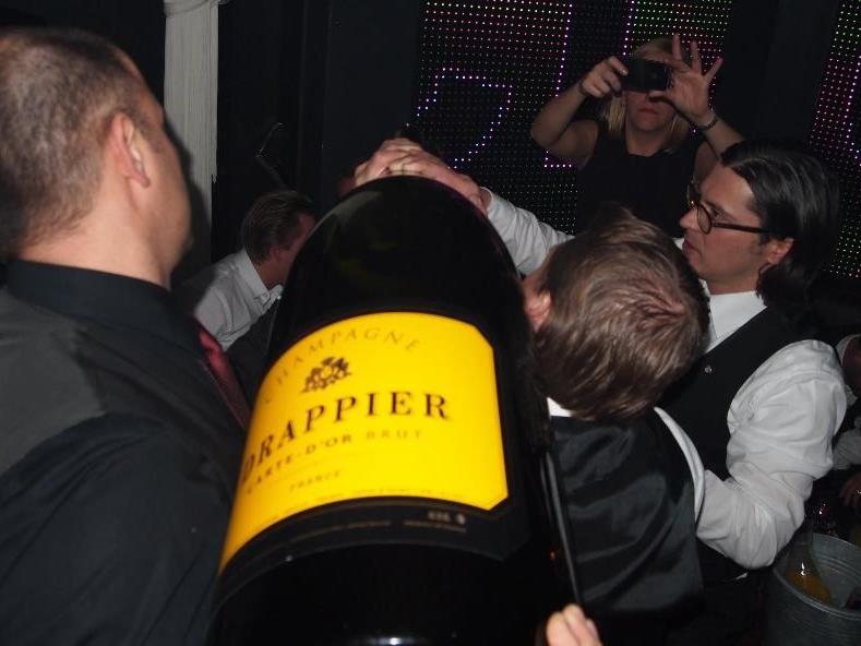 Rationalisatie zweer Giet Harte Party in Lech: 30-Liter-Champagner-Flasche zum Geburtstag - VOL.dabei  -- VOL.AT