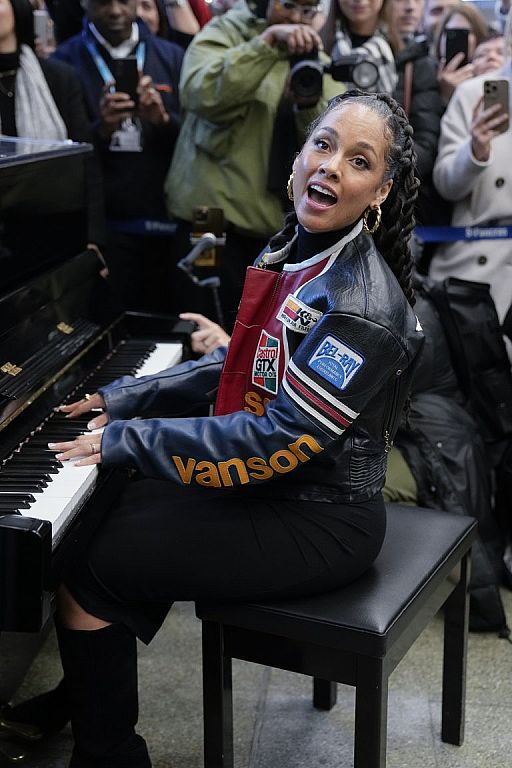 Alicia Keys mit Überraschungsauftritt in Londoner Bahnhof Stars VOL.AT