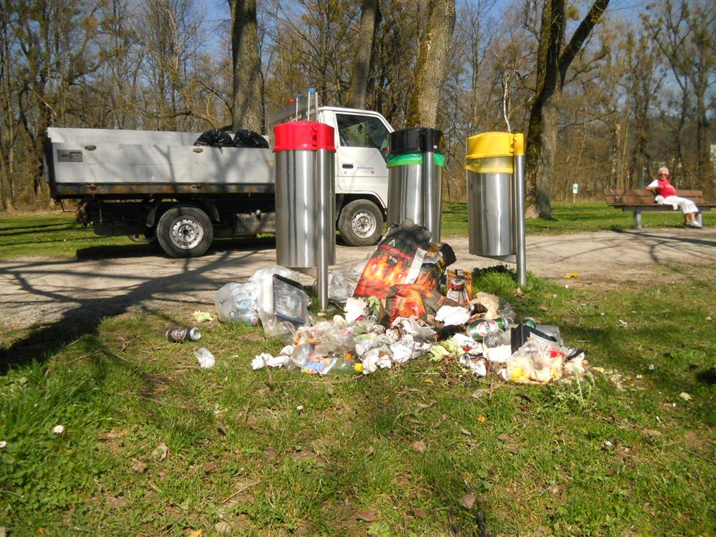 Abfälle im Lochauer Schwarzbad