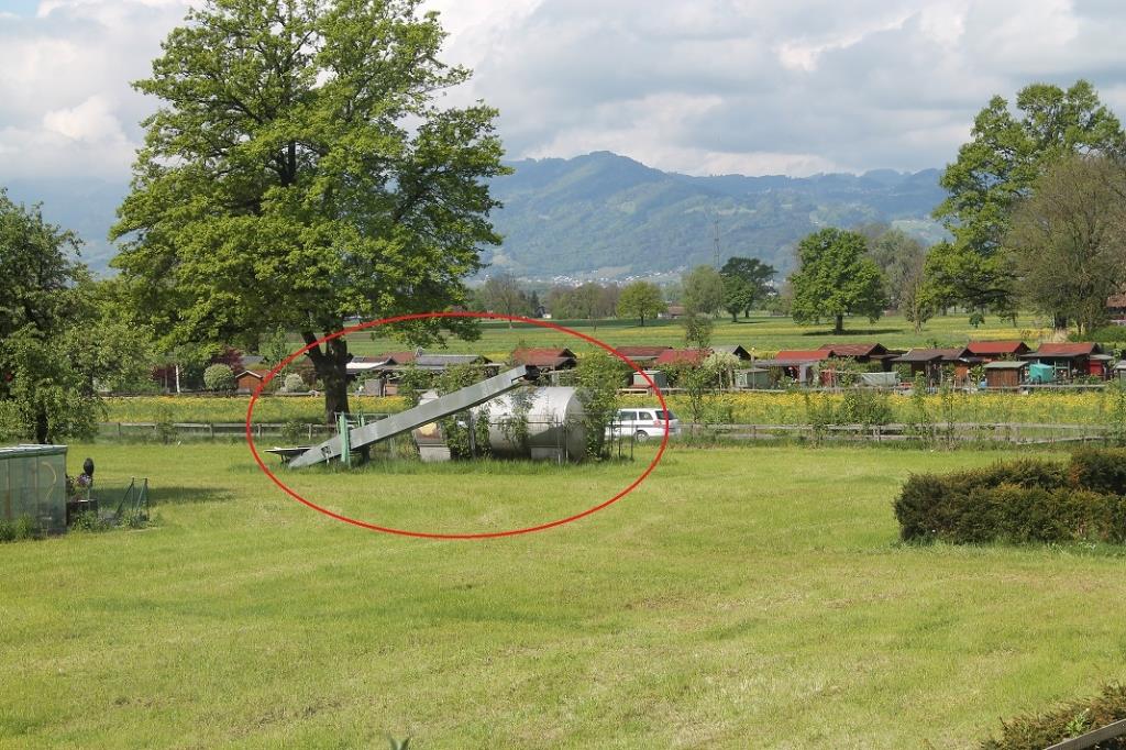 alter Öltank mitten in der Wiese gelagert