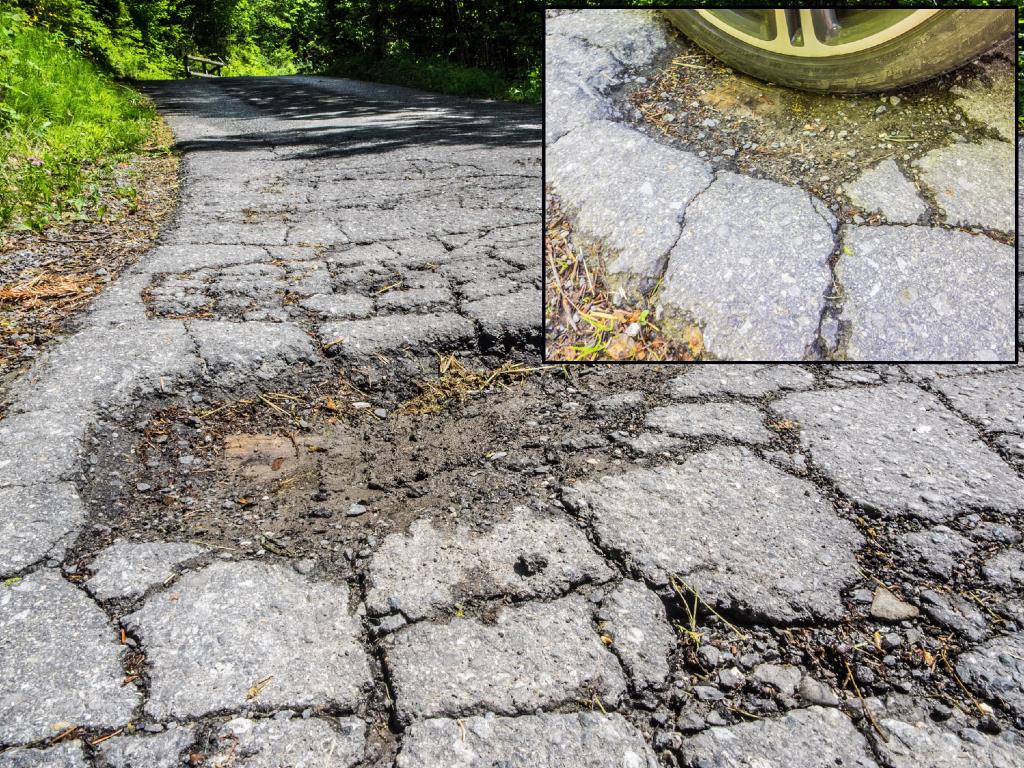 Gefährliche Schlaglöcher Gemeindestrasse