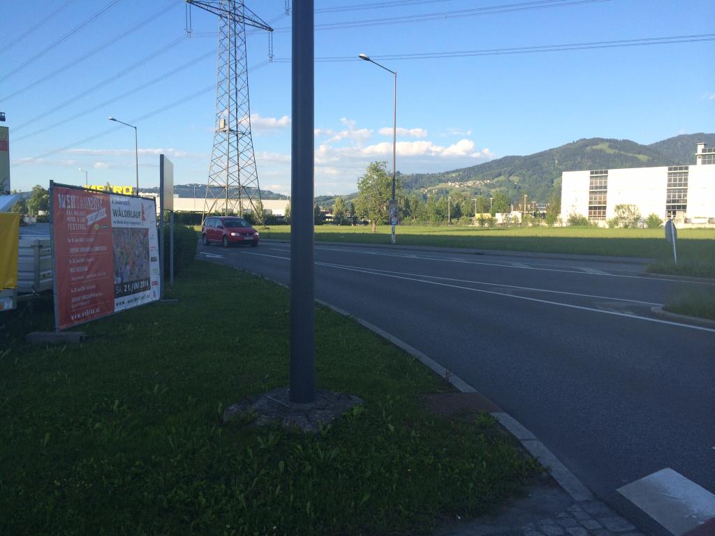 Schlechte Sicht auf Verkehr beim Kreisverkehr beim Messepark