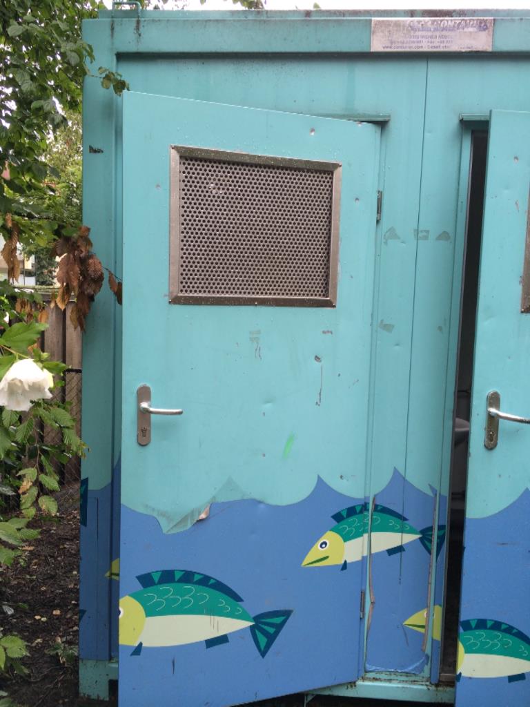 Ekeliges WC auf Spielplatz