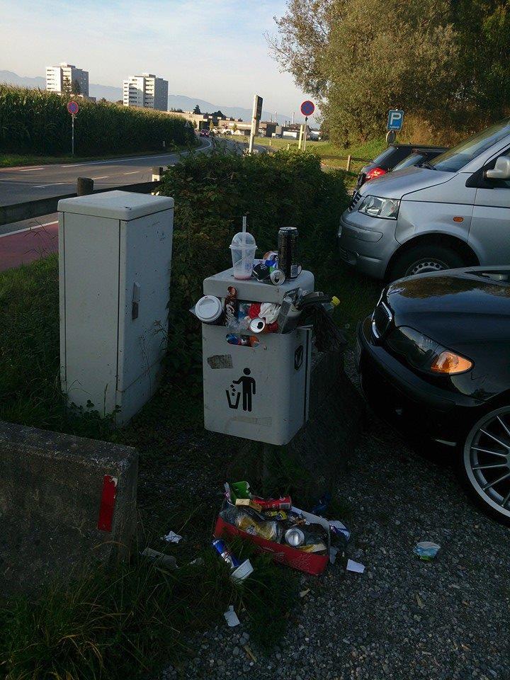 Überfüllter Müllkübel bei Baggerlöcherparkplatz