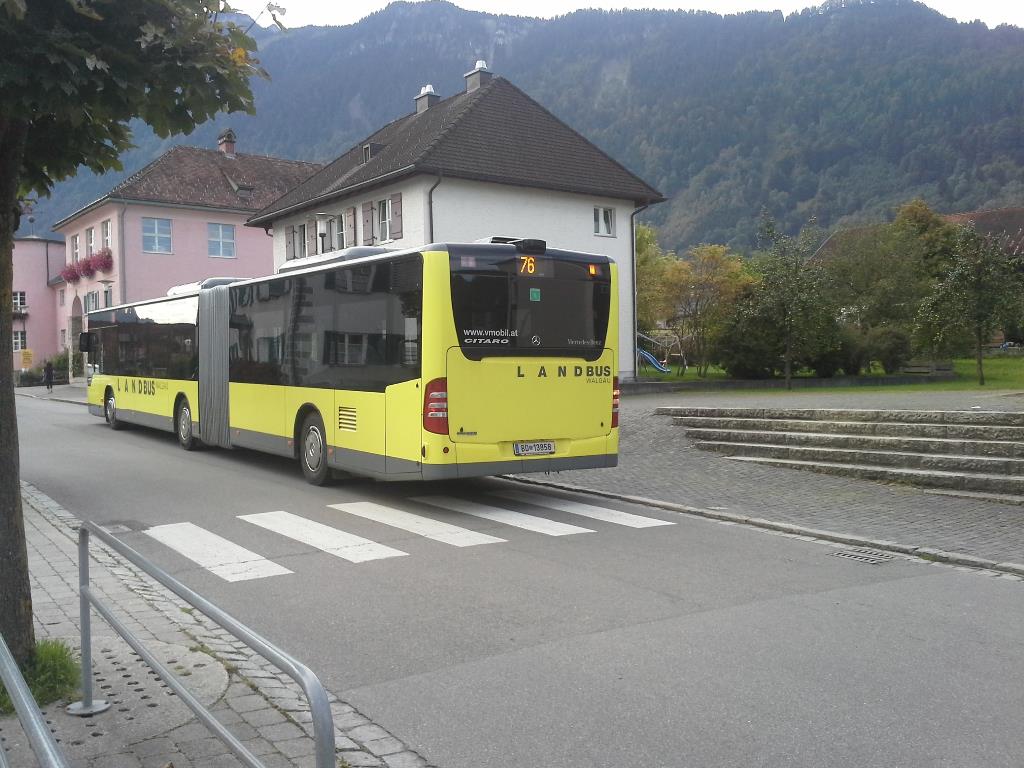 Linienbus verdeckt die freie Sicht am Zebrastreifen vor der Schule