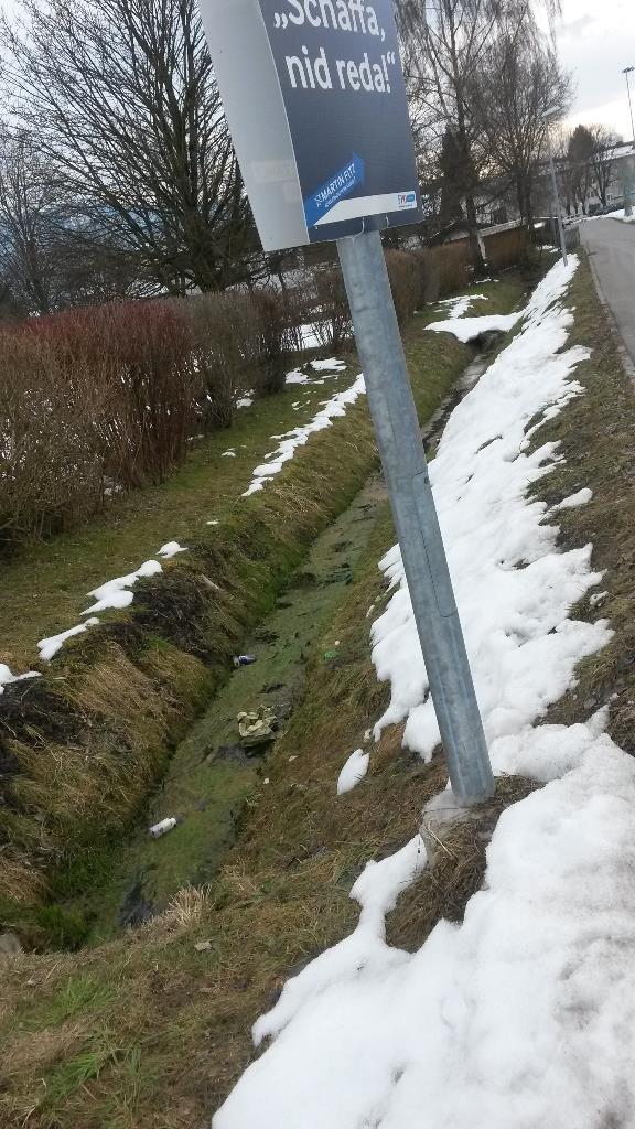 übelriechender leerer Bachlauf wird zur Deponie