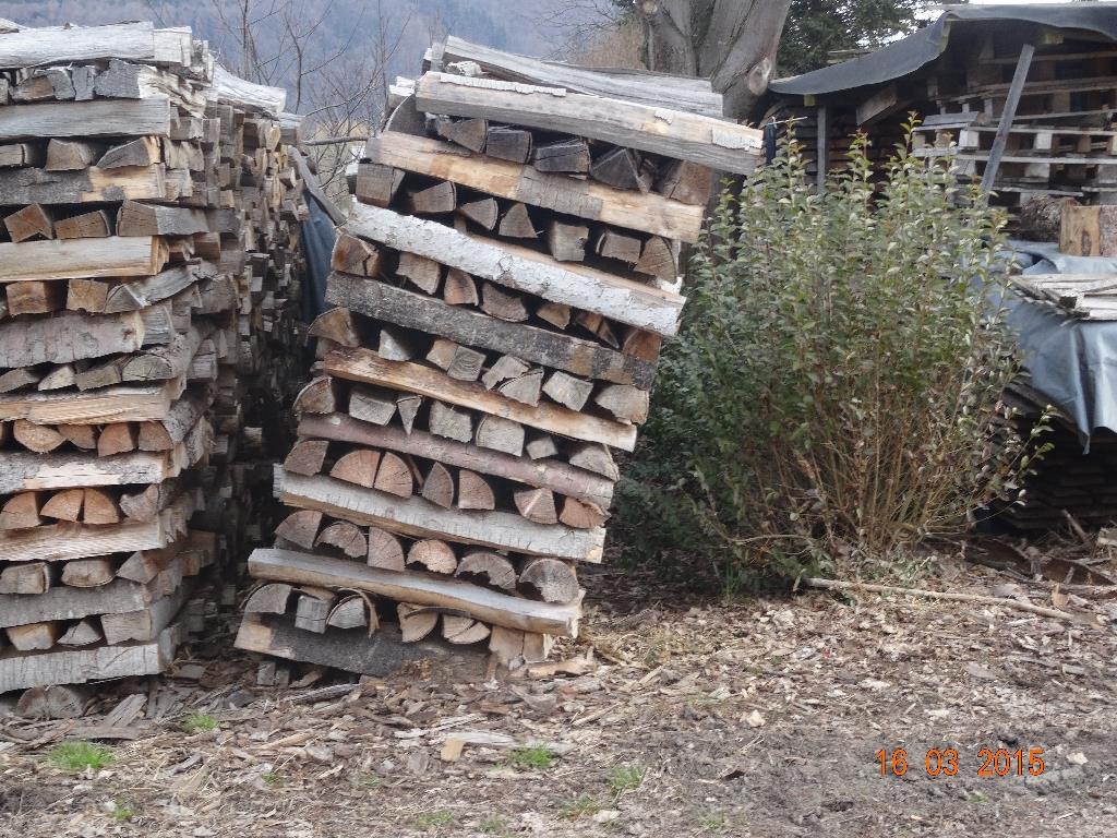 Sehr gefährlicher Holzstapel direkt an der Strasse