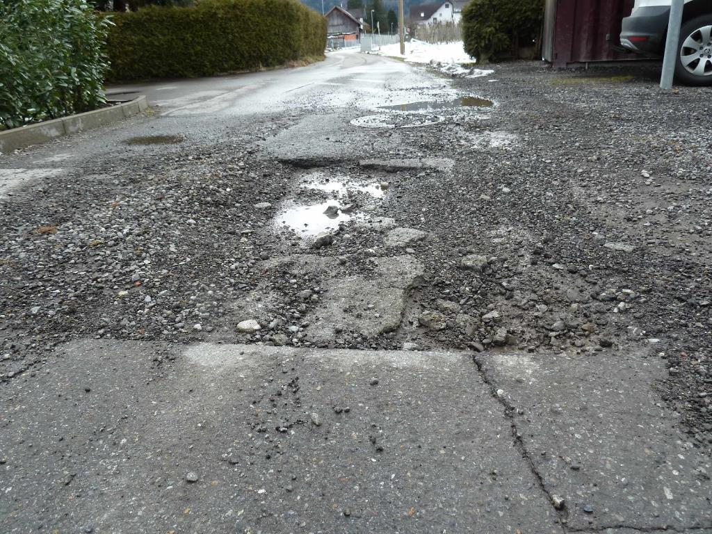 Scchlaglöcher und Wasserpfützen