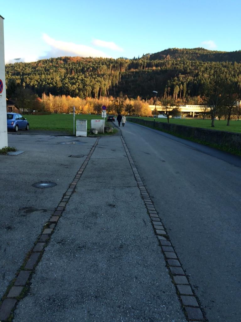 Kein Gehsteg zu Spielplatz/Sportanlagen