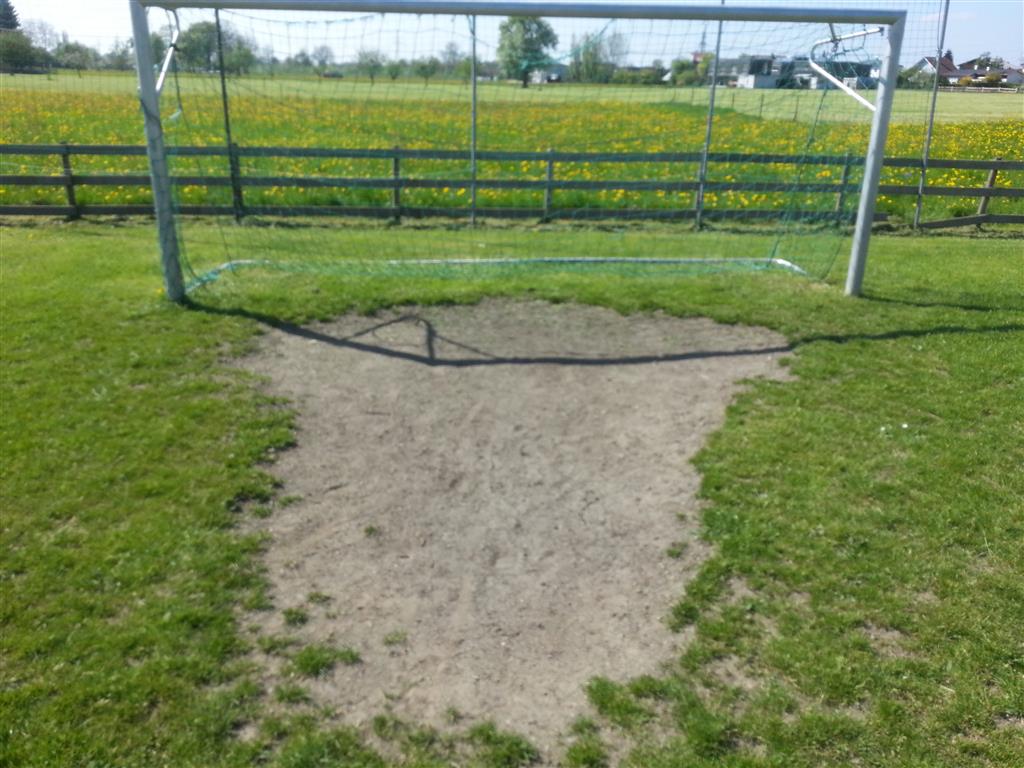 Kaputter Fußballplatz