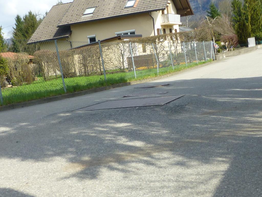 Unebenheit der Straße durch absinken der Fahrbahn!