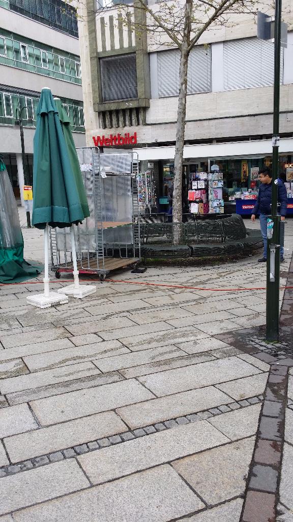 …die einzige öffentl. Sitzbank am Dornbirn Marktplatz versperrt