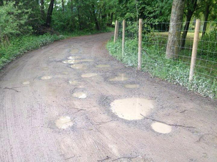 Gefährliche Gemeindestraße für Kunden, Spaziergänger und Radfahrer