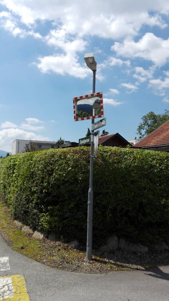 Verkehrsspiegel seit längerer Zeit beschädigt