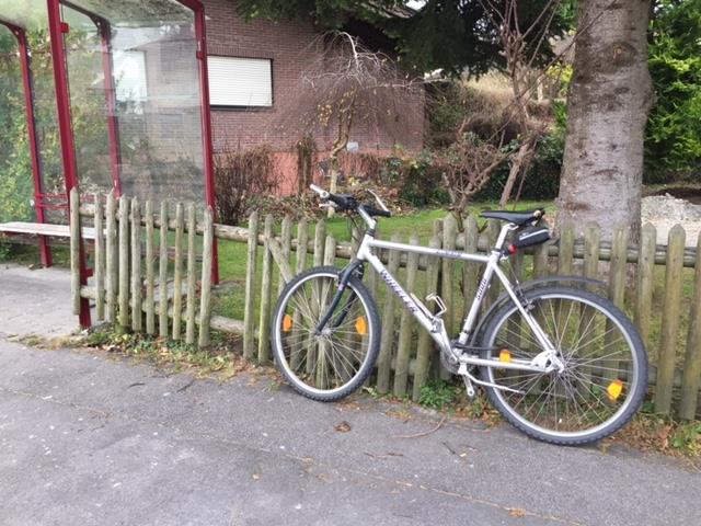 Fahrräder bei Bushaltestelle Bäumlestrasse