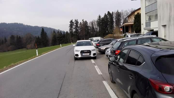 Autos in unübersichtlicher Kurve auch Straße