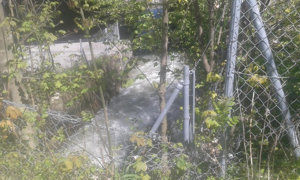 Zaun am Müllerbach beschädigt