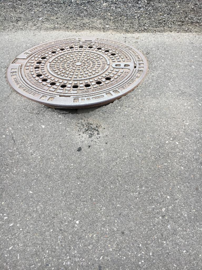 Kanaldeckel eingebrochen