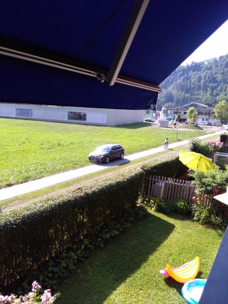 Autos auf Rad und Fußgängerweg