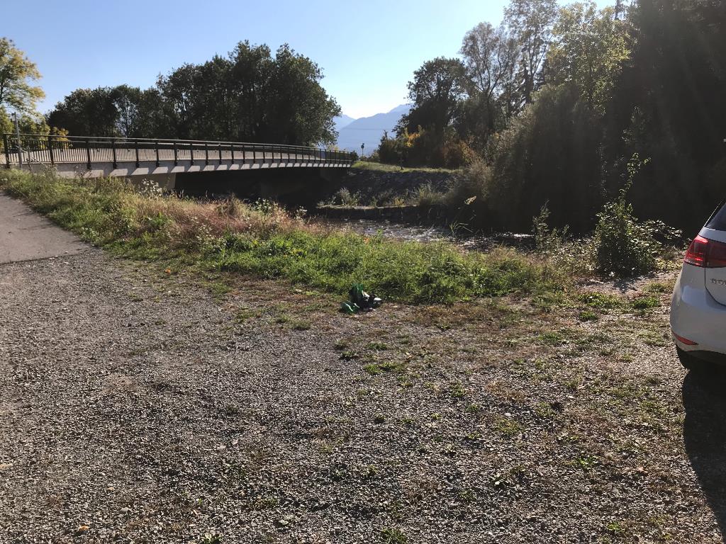 Glasmüll bei der Frutzbrücke