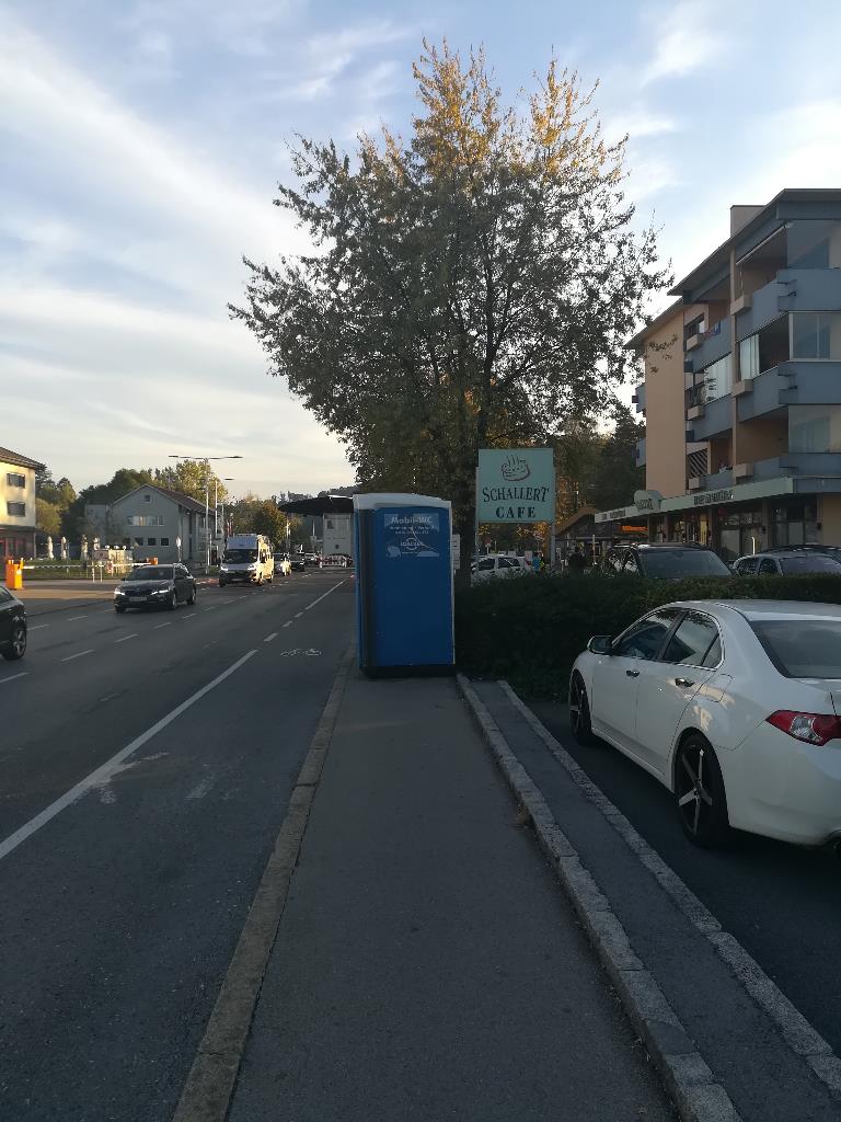 Mobile WC am Gehsteig