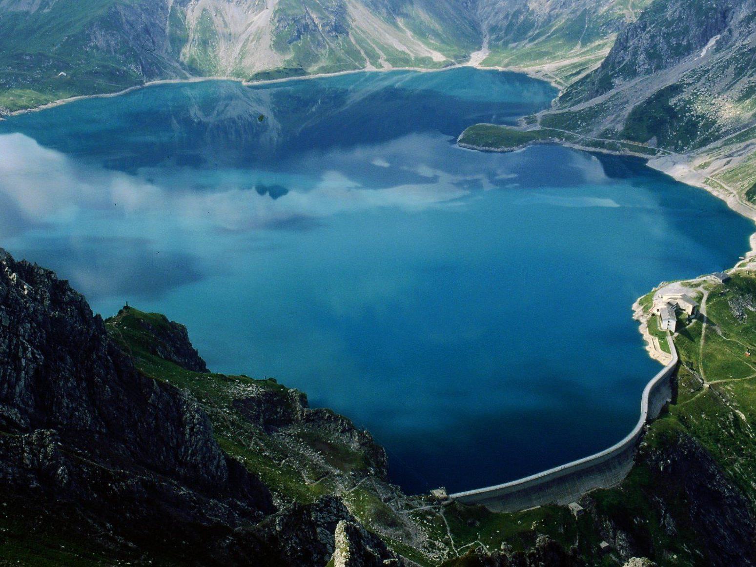 Озеро имеет глубину 20. Озеро Топлиц Зее. Австрия озеро Топлицзе. Озеро Топлиц золото нацистов. Озеро Топлиц фото.