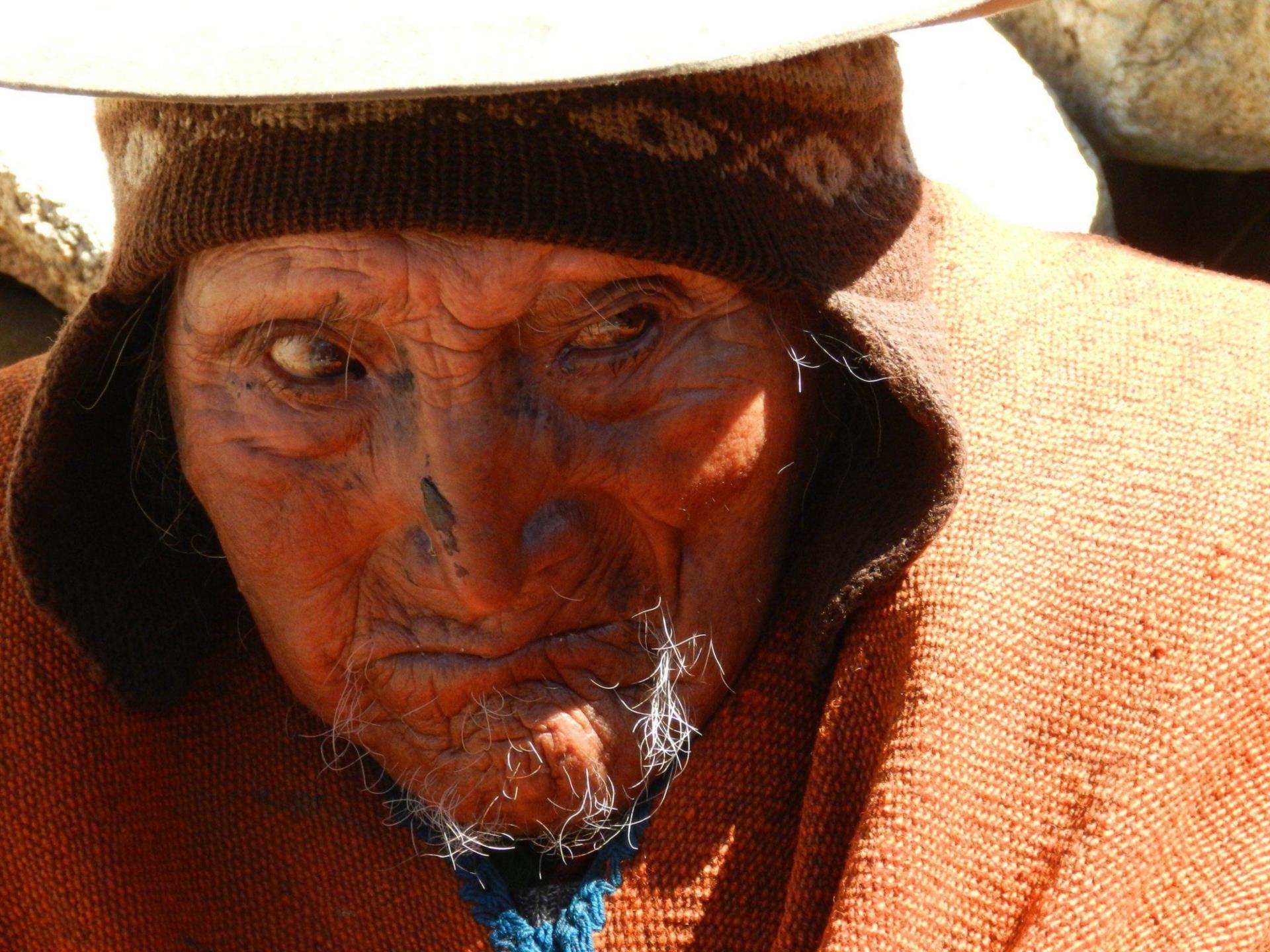 Человек проживший 900 лет. Сапарман Содимеджо долгожитель. Старый человек.
