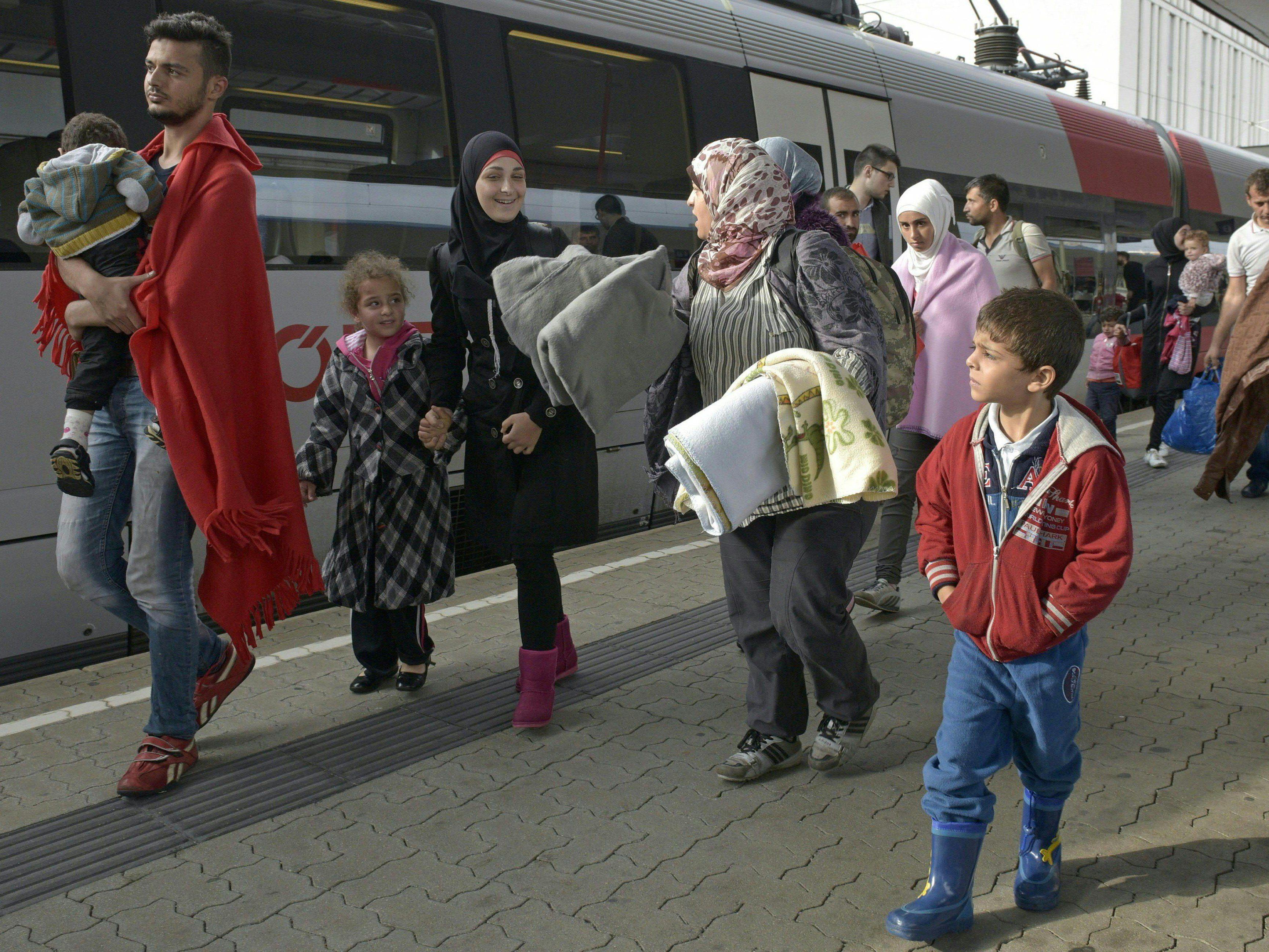 Fluchtlinge Gehen Zu Fuss Von Ungarn Nach Osterreich 10 000 Erwartet Osterreich Vienna At
