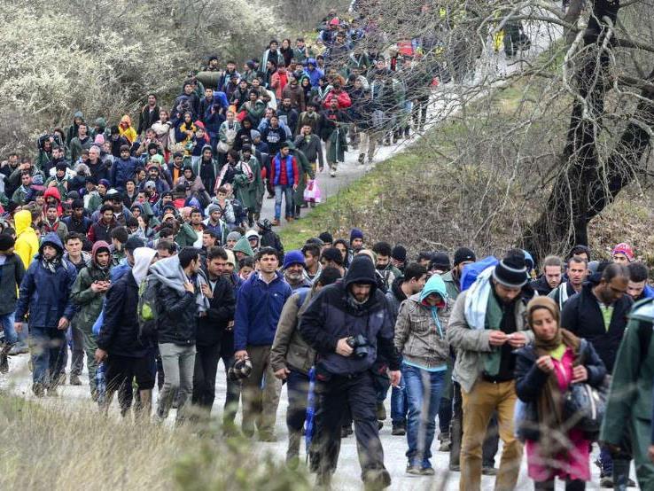 Uber 1 000 Fluchtlinge Ziehen Von Idomeni In Richtung Mazedonien Politik Vol At