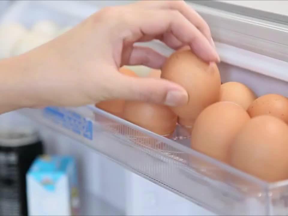 Продлить свежесть. Подставка для яиц в холодильник. Холодильник для яиц маркирование. Яйца в холодильнике. Холодильник для яиц на производстве.