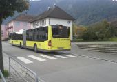 Linienbus verdeckt die freie Sicht am Zebrastreifen vor der Schule