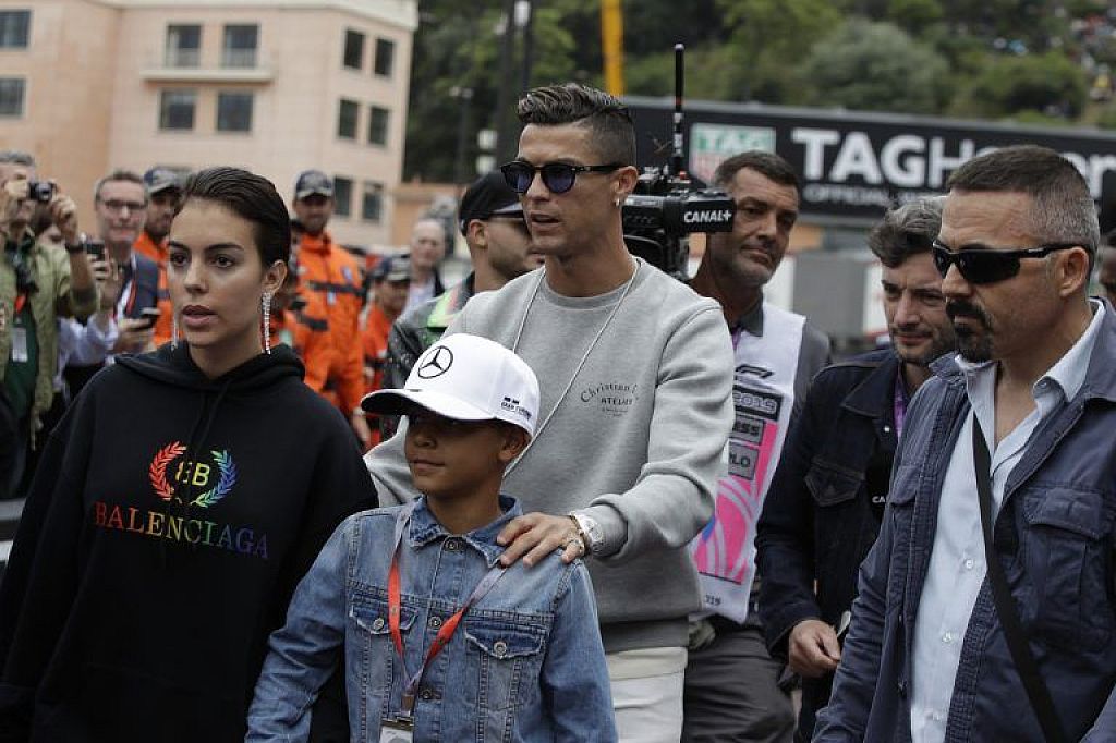 CR7 mit Georgina bei der F1 in Monaco. © AP