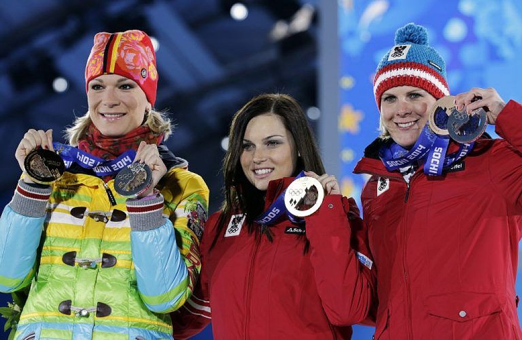 Ex-Ski-Star Maria Höfl-Riesch mit Anna Veith und Nicole Hosp.    © AP