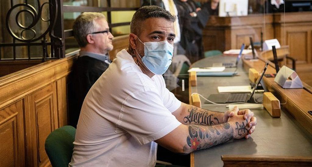 Anis Mohamed Youssef Ferchichi, bekannt als Rapper Bushido, sitzt zu Beginn eines Prozesses gegen den Chef einer bekannten arabischstämmigen Großfamilie in einem Gerichtssaal des Landgerichts.  © APA/AFP/POOL/PAUL ZINKEN