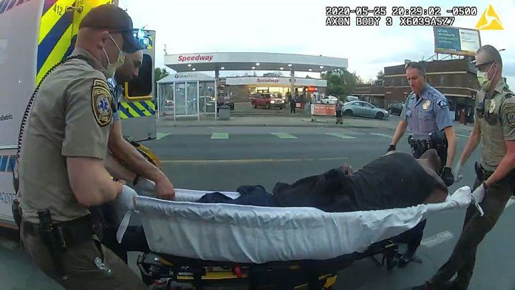 George Floyd wird ins Krankenhaus gebracht.