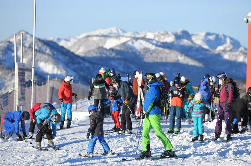 Skifahrer am Sonntag, 27. Dezember 2020, am Kasberg in Grünau im Almtal, Oberösterreich. © APA/Handout