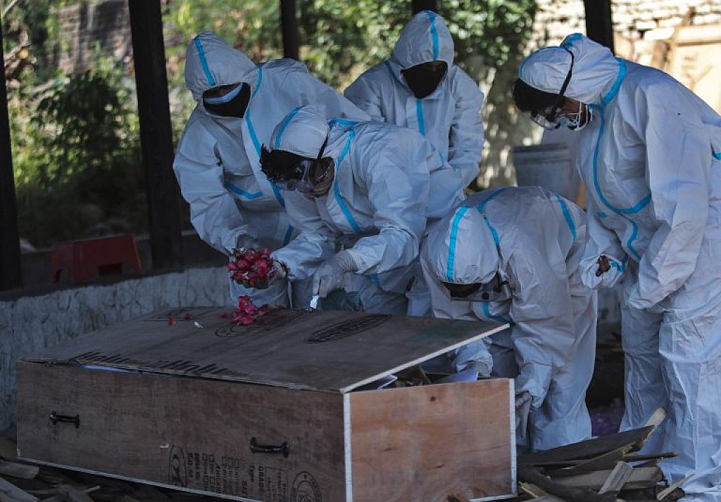 u003cbru003eEinsatzkräfte und Angehörige am Ende ihrer Kräfte.  © AFP, AP