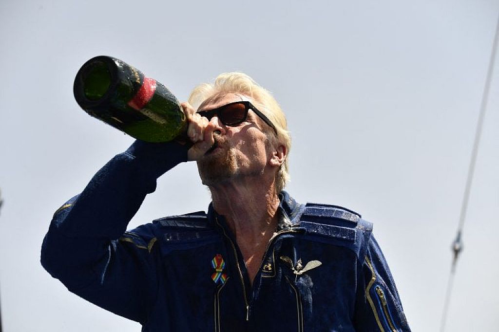 Richard Branson flog mit zwei Astronautinnen und drei Astronauten ins All. © Reuters, AFP, AP