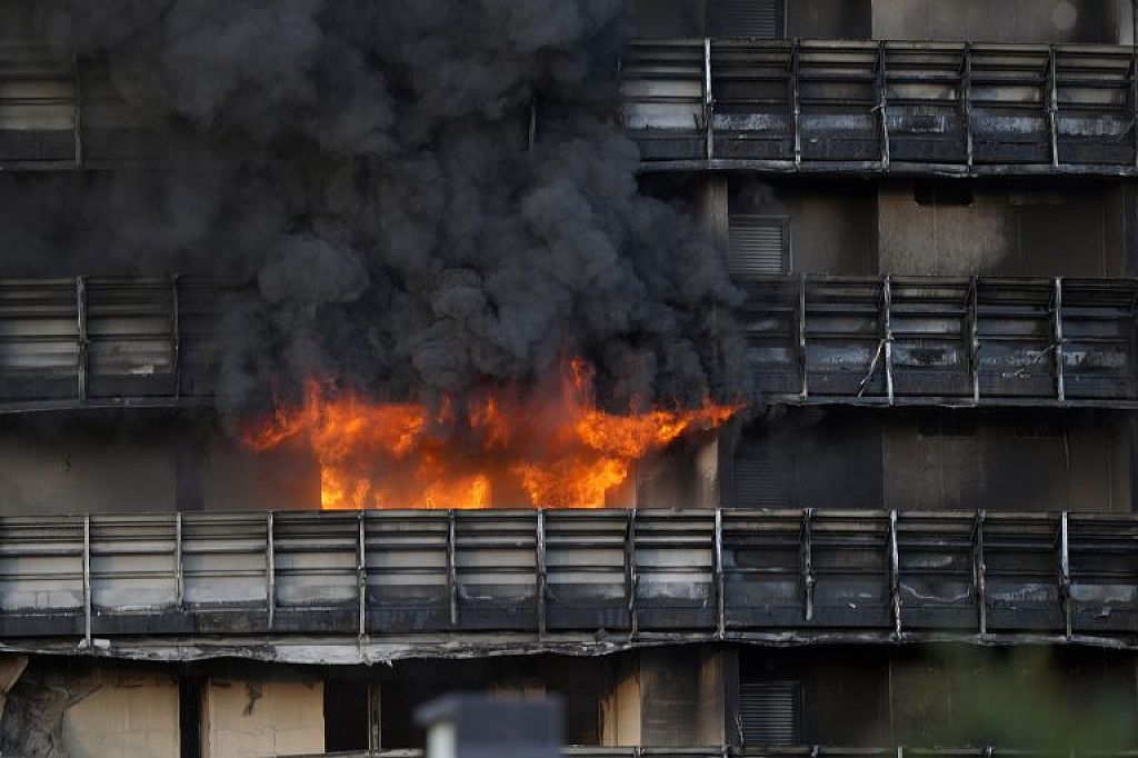 Die Feuerwehr kämpfte auch am Montag weiter gegen die Flammen. © AP, AFP, Reuters