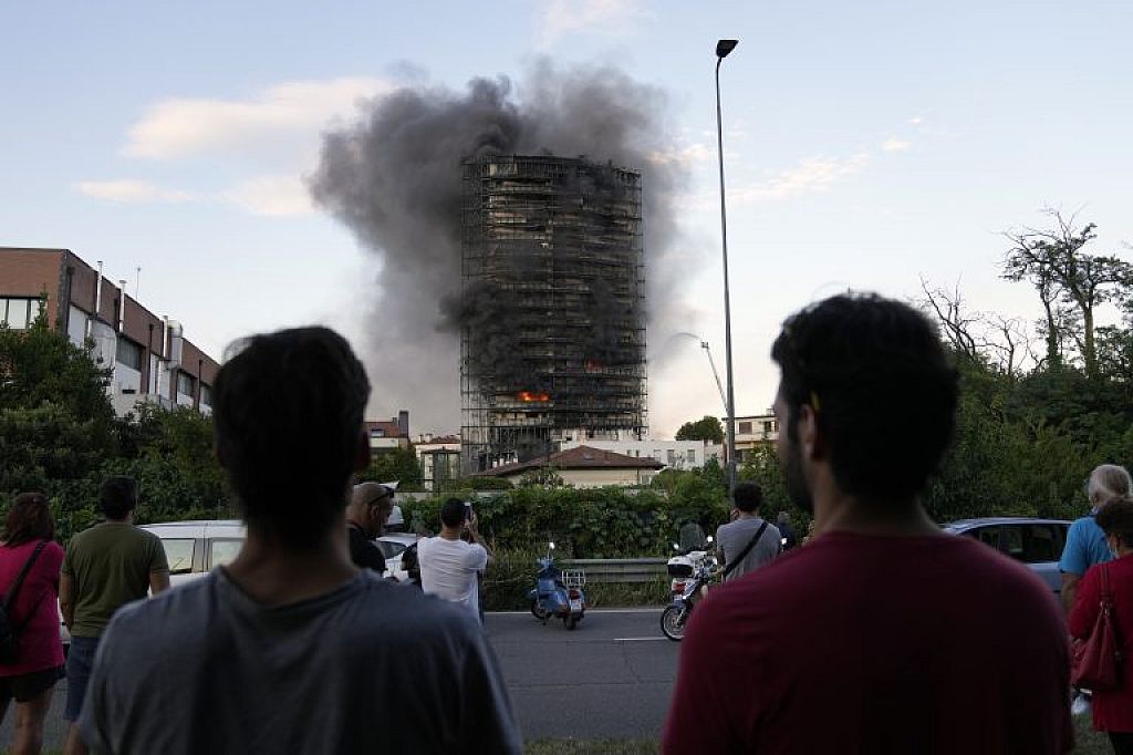 Die Feuerwehr kämpfte auch am Montag weiter gegen die Flammen. © AP, AFP, Reuters