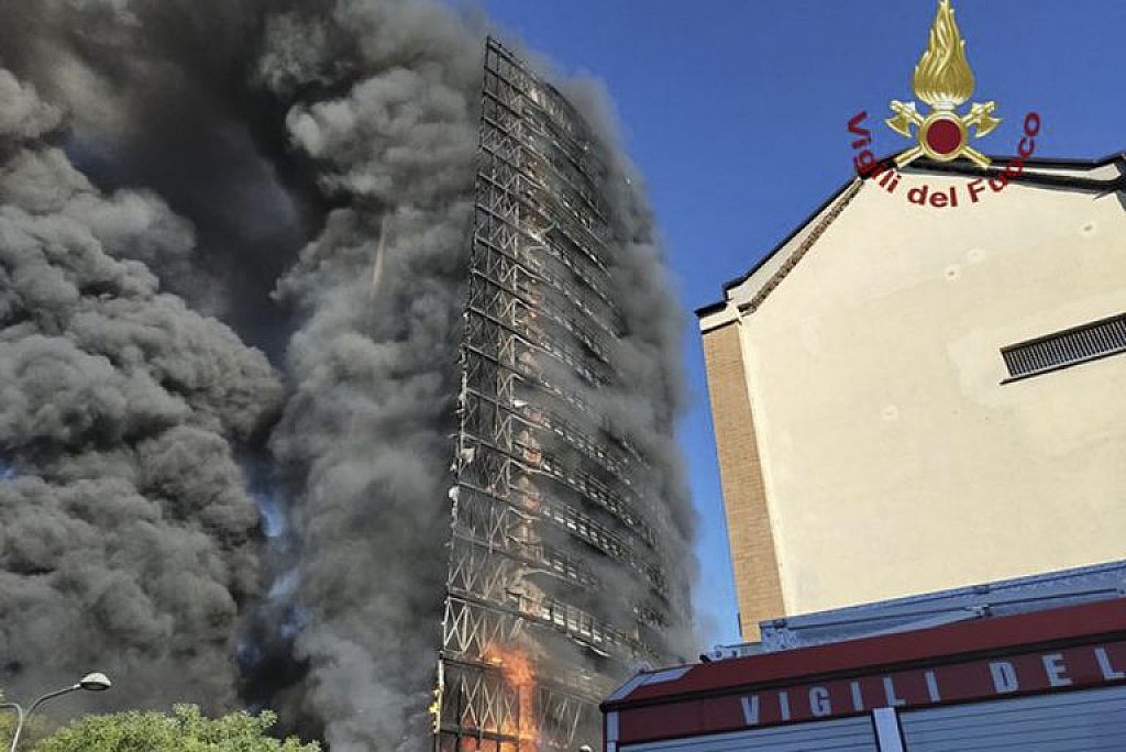 Die Feuerwehr kämpfte auch am Montag weiter gegen die Flammen. © AP, AFP, Reuters