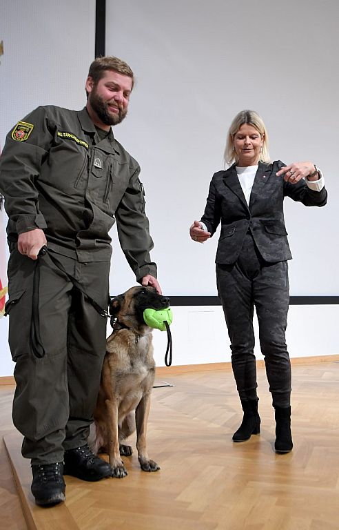 Corona-Spürhund "Fantasy" im Rahmen einer PK des Verteidigungsministeriums © APA