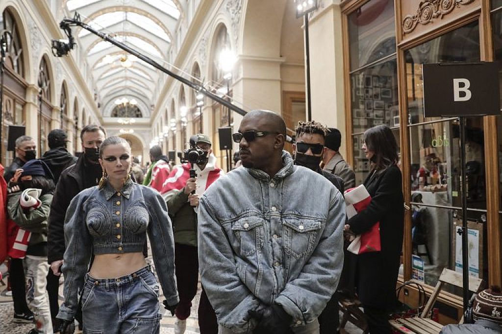 Kanye West und Julia Fox in Paris © AP