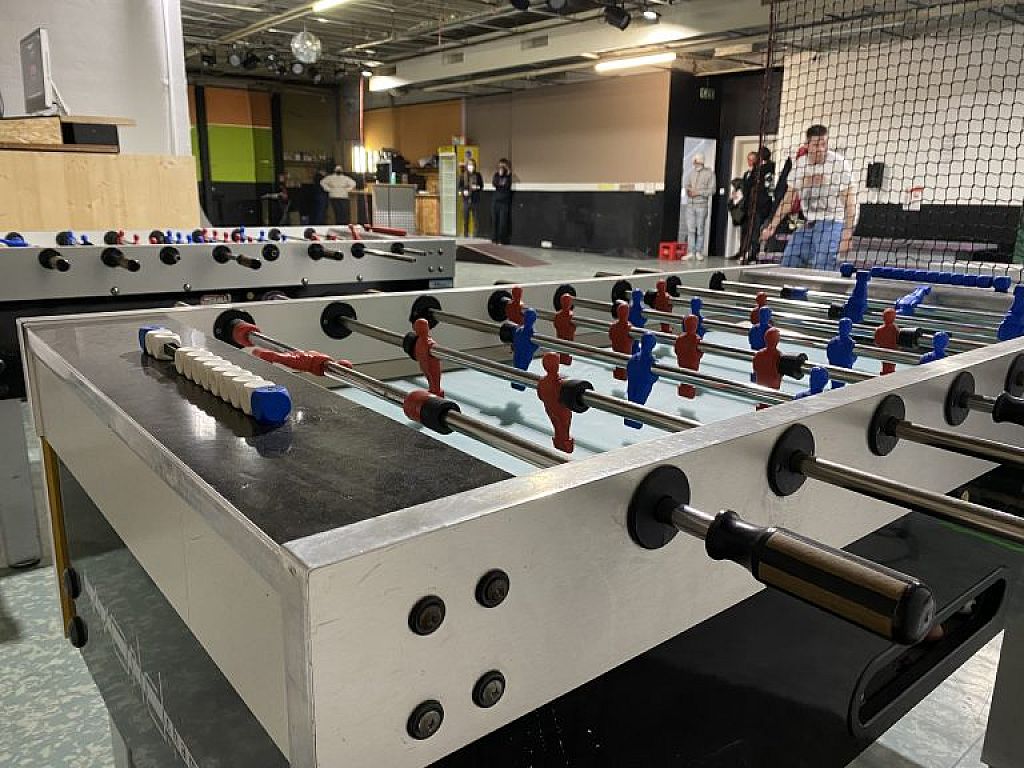 Als Alternative zum Skaten gibt es auch einen Tischfussballtisch ...
