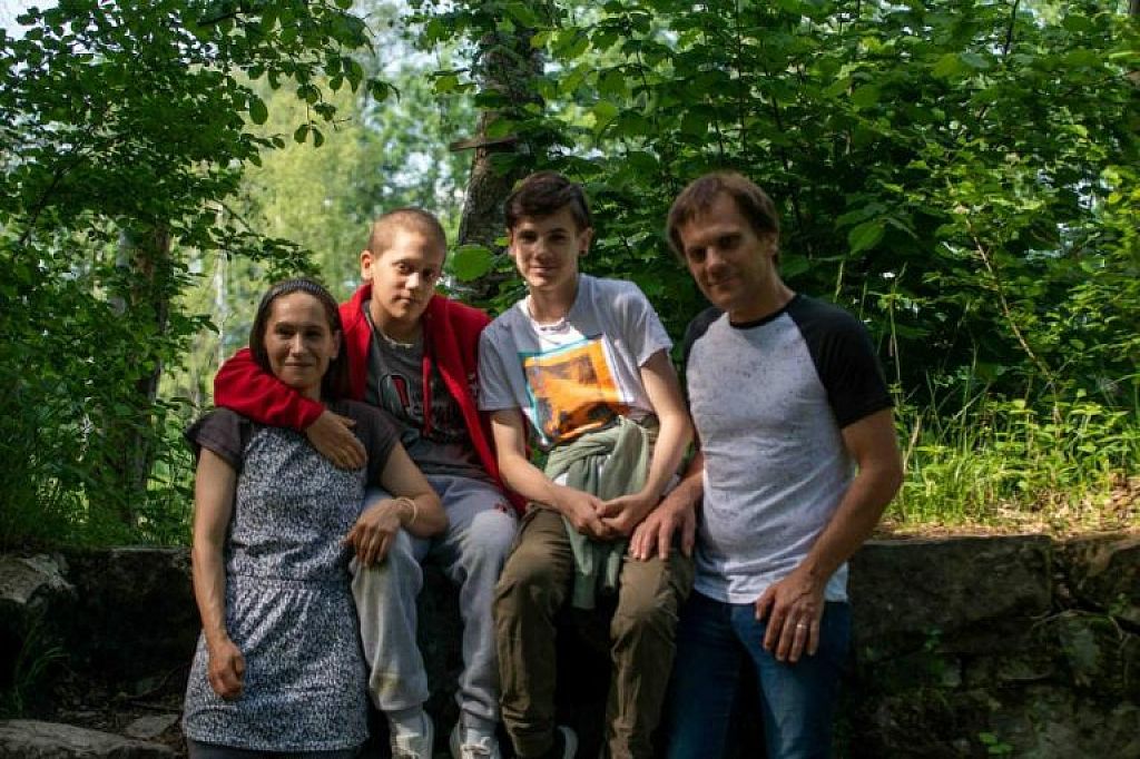 Magdalena mit ihrer Familie - Mama Yvonne, Papa Gerhard und Bruder Andre. handout/privat