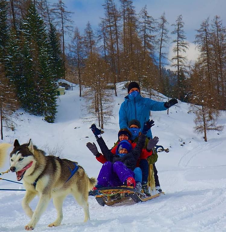 Magdalena mit Familie bei einer Husky-Schlittenfahrt. handout/privat