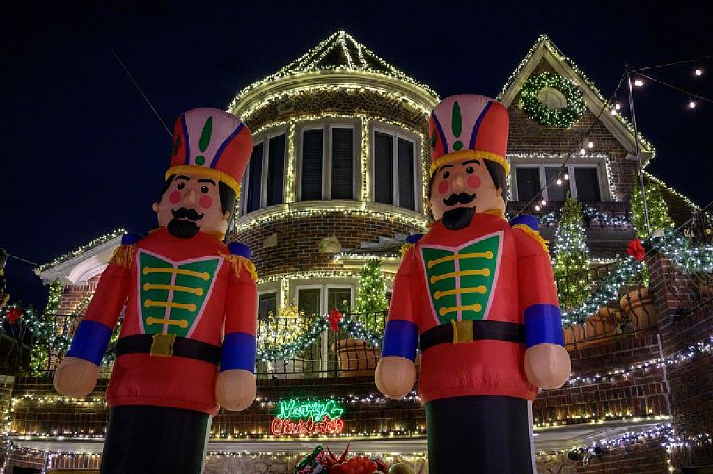 u003cpu003eUS-HOLIDAY-DECORATIONSu003c/pu003en © AFP