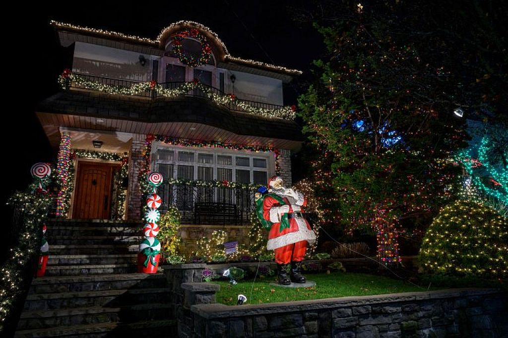 u003cpu003eUS-HOLIDAY-DECORATIONSu003c/pu003en © AFP