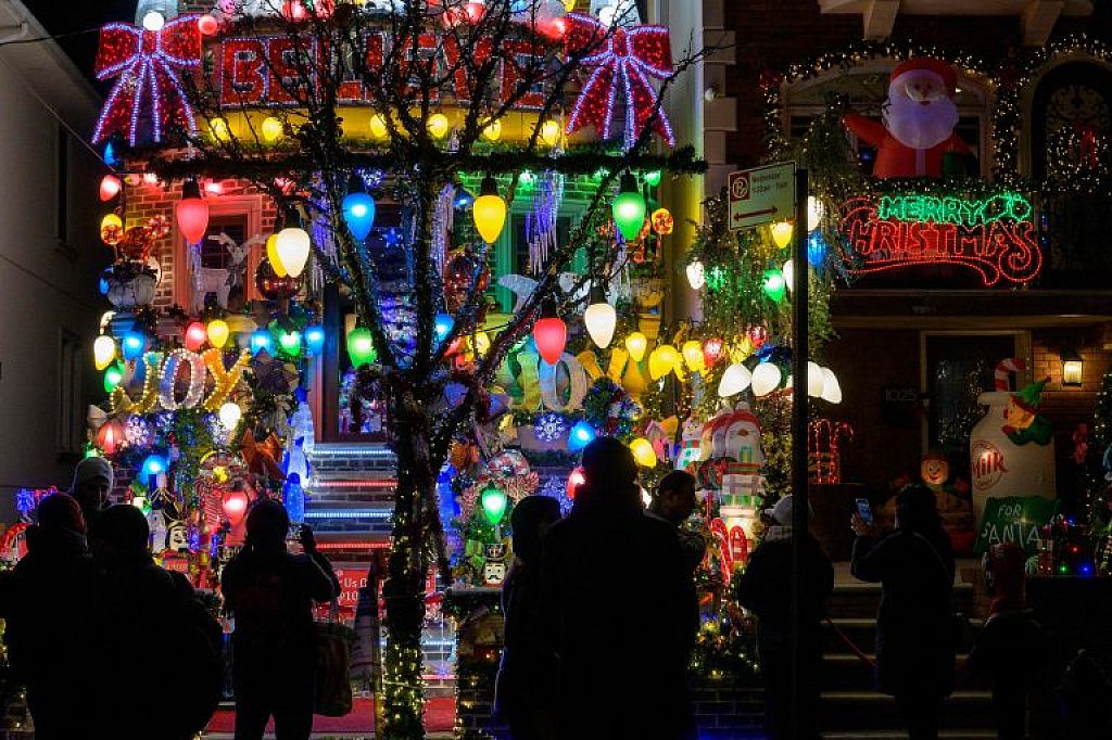 u003cpu003eUS-HOLIDAY-DECORATIONSu003c/pu003en © AFP